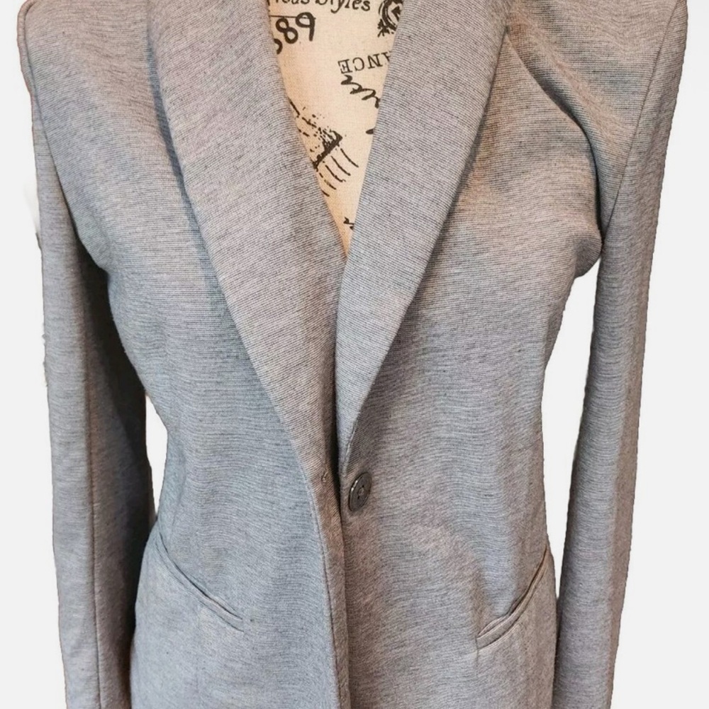 Elegant Women's Gray Blazer